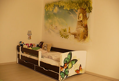 detská izba s tapetou na stene